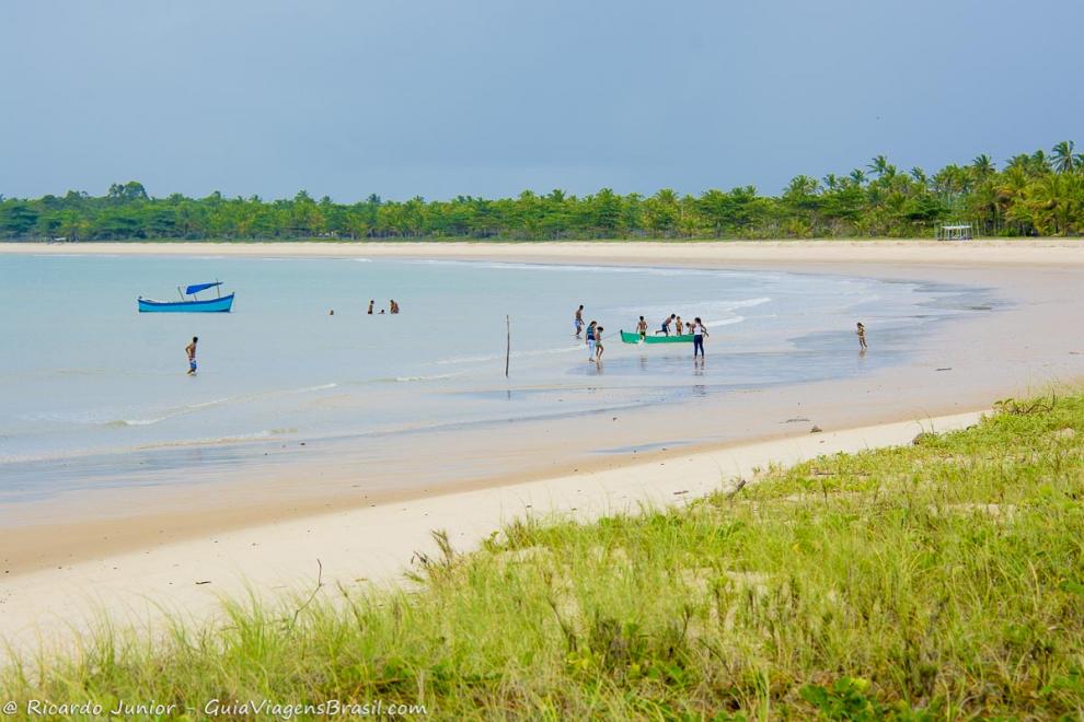 Imagem de pessoas em um lindo dia na Praia Corumbau em Caraiva.